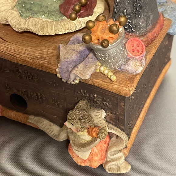 Vintage Animated Music Box Sewing Machine with Mice - Tune “My Favorite Things” - Picture 7 of 11